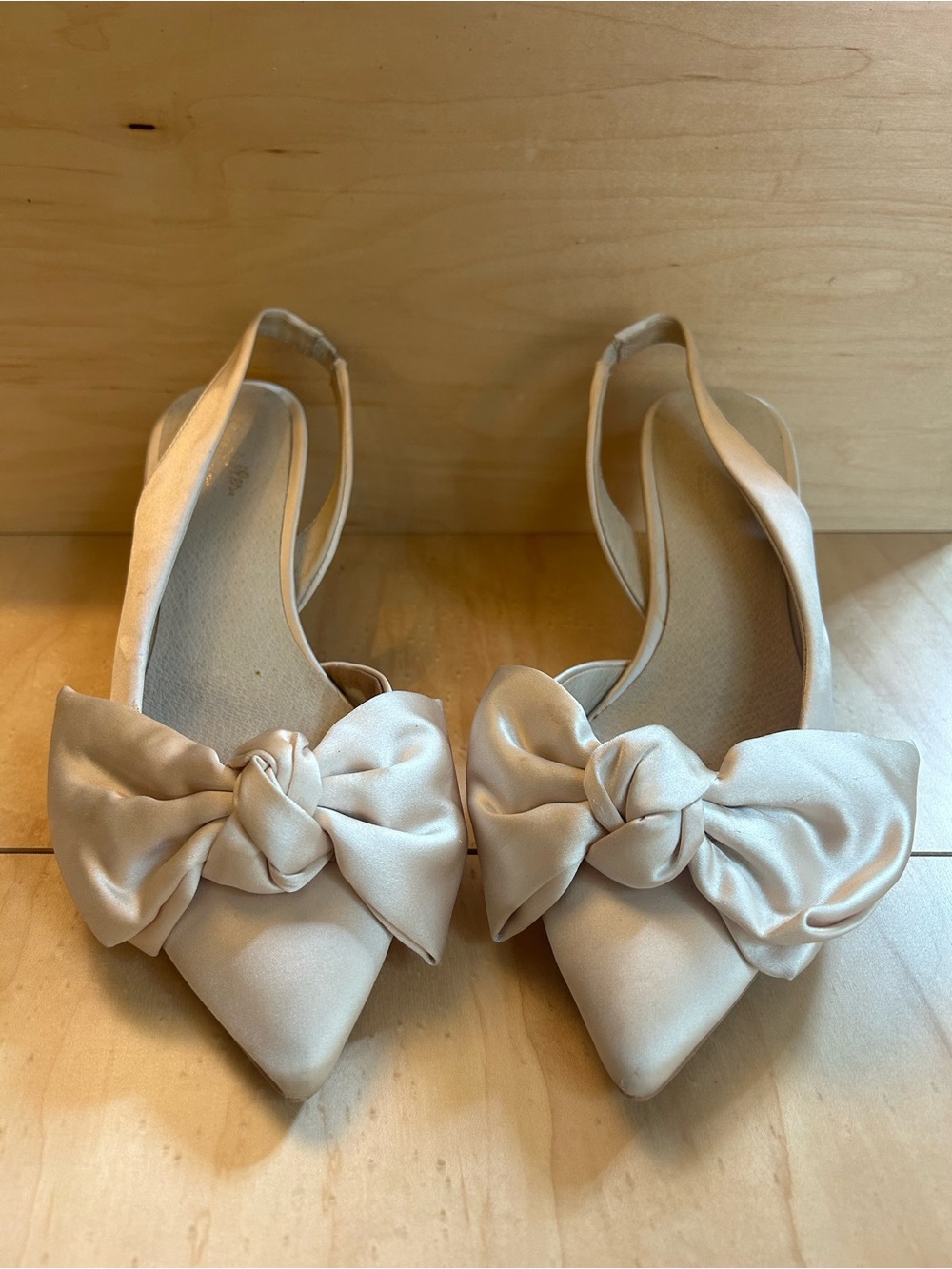 Seychelles Neve Satin Bow Slingback Kitten
Heels in Ivory size 8